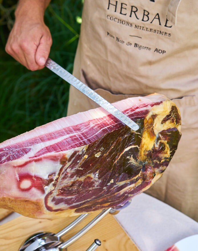 Jambon Noir de Bigorre AOP cuvée des bois millésime Herbae découpe au couteau