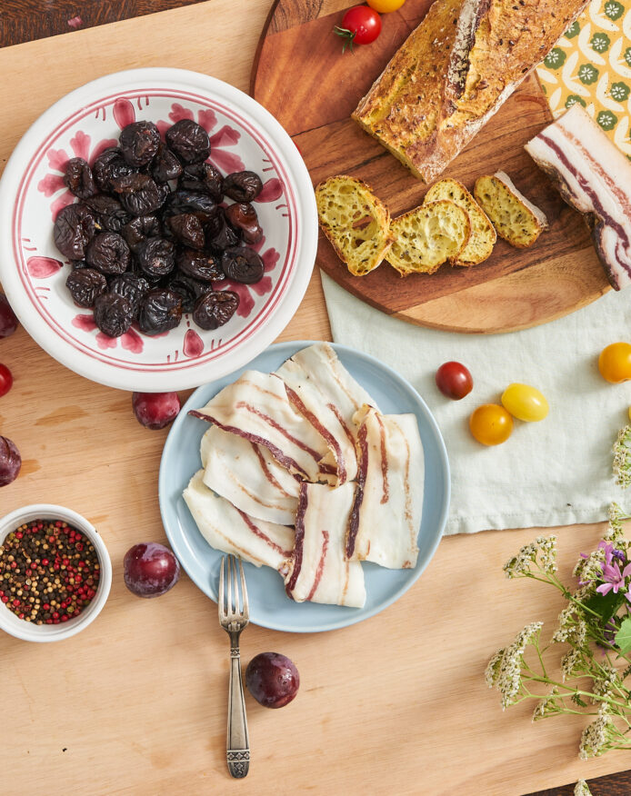 pruneau caramélisé et ventrèche de porc noir de bigorre AOP Recettes Herbae Préparation