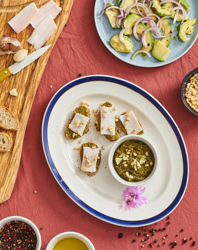 Toast de lard salé de porc noir de Bigorre AOP pesto vert & pignons de pin - Recette Herbae