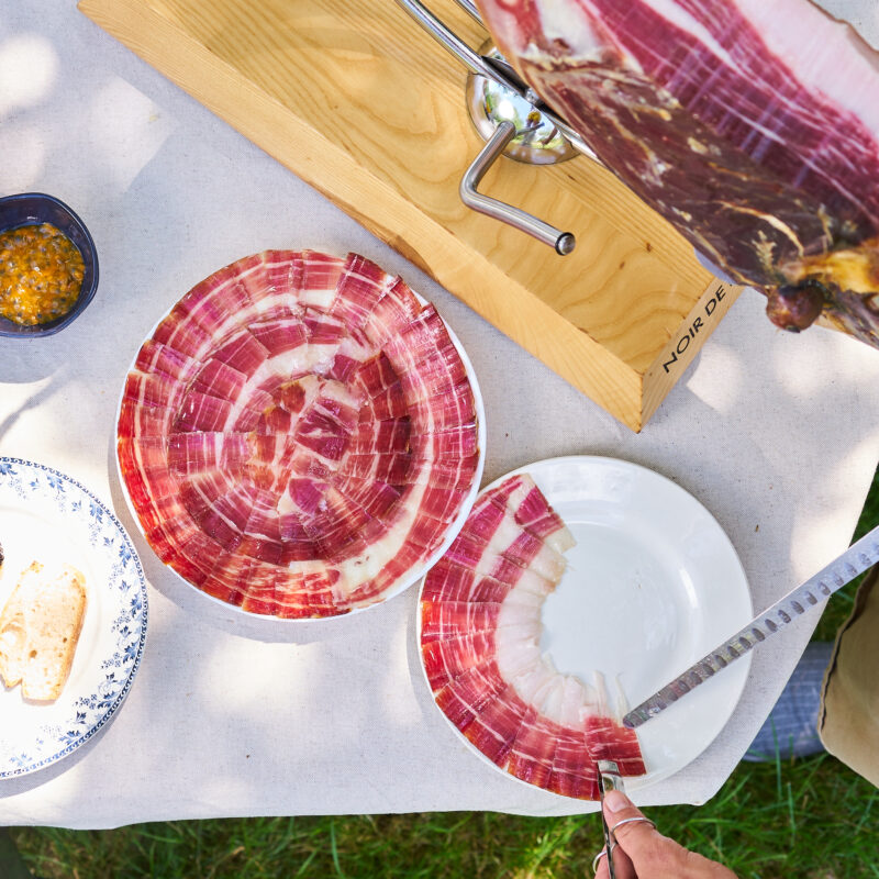 Découpe extérieure table d'été HERBAE porc noir de Bigorre AOP